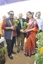 Shankar Mahadevan, Shaina NC at Nana Chudasma_s plant exhibition in Mumbai on 8th Jan 2013 (42).JPG